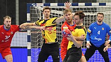 Dominik Solák, který brání Belgiana Jorise Gillého, sleduje, jak Matj Nantl...