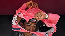 Mexický cyklista Isaac Del Toro se souká do rového dresu po deváté etap Giro...