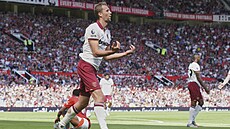 Tomá Souek z West Hamu se raduje z gólu proti Manchesteru United.