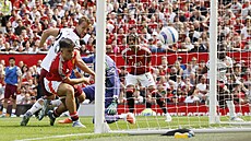 Tomá Souek z West Hamu skóruje proti Manchesteru United.