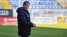 Vykovský trenér Jan Kameník sleduje utkání se Zlínem.