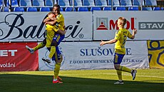 Fotbalisté Zlína slaví gól proti Vykovu.