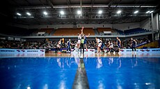 Za�átek pátého semifinále NBL mezi Basketem Brno a D��ínem.