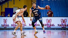 Luká Fetr z Dína zkouí obejít Richarda Bálinta z Basketu Brno.