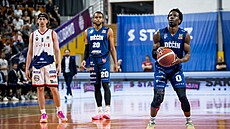 Jordan Ogundiran z Dína hází trestný hod proti Basketu Brno.
