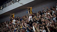 Brnntí fanouci bhem pátého semifinálového duelu s Dínem.
