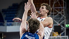 Adam Kejval z Basketu Brno zakonuje proti Dínu.