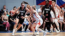 Pauline Astierová (vlevo) na evropském ampionátu hráek do 20 let bhem utkání...