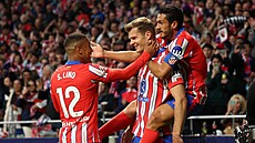 Alexander Sörloth (uprost�ed) Samuel Lino a Koke z Atlética Madrid slaví branku...