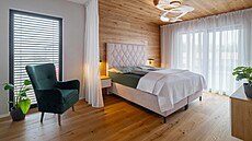 DOMA JAKO NA DOVOLENÉ Na p�ání majitele vypadá lo�nice jako luxusní hotelový...