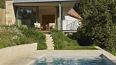 Podle návrhu architekta se povedlo nenásiln� spojit starou �ást stavení s...