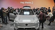 Volvo EX90 má lidar umíst�ný v paketu senzor� t�sn� nad �elním sklem.