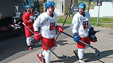 Úto�ník Roman �ervenka a obránce Filip Hronek p�icházejí na trénink p�ed...