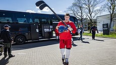 Útoník Martin Neas pichází na trénink eské hokejové reprezentace.
