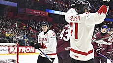 Nathan MacKinnon z Kanady (vlevo) dává gól v utkání s Lotyskem.