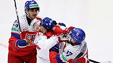 Filip Hronek v souboji s Mikkelem Aagaardem z Dánska.