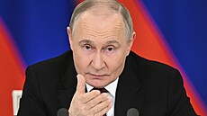 Ruský prezident Vladimir Putin ve Velkém paláci v Kremlu v Moskv. (11. kvtna...