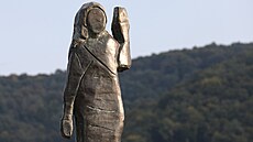 Bronzová socha Melanie Trumpové stojí na b�ehu �eky Sávy v obci Rozno nedaleko...