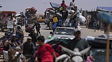 Vysídlení Palestinci prchají z Chán Júnisu v Gaze uprosted pokraující...