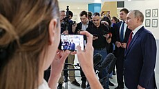 Ruský prezident Vladimir Putin se v Soi setkává s novinái po telefonátu s...