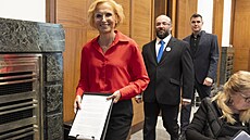 P�edsedkyn� KS�M Kate�ina Kone�ná na tiskové konferenci hnutí Sta�ilo!. Za ní...