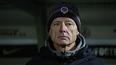 Trenér fotbalové Sparty Zden�k ��asný zaduman� sleduje výkon svých sv��enc� na...