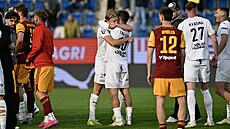 Zleva Vlasij Sinjavskij ze Slovácka a Michal Trávník ze Slovácka se radují z...
