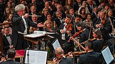 eská filharmonie a dirigent Semjon Bykov pi zahajovacím koncert Praského...