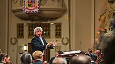 Dirigent Semjon Bykov pi zahajovacím koncert Praského jara 2025