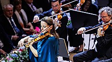 Houslistka Baiba Skride a lenové Bostonského symfonického orchestru na...