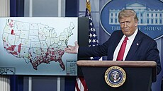 Donald Trump ukazuje na map reakci své administrativy na pandemii koronaviru....