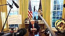 Donald Trump prezentuje pejmenování Mexického zálivu. (26. bezna 2025)