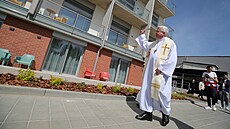 Biskup Pavel Konzbul ehná prostorám nové pístavby moravskobudjovického Domu...