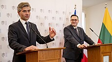 Ministr zahrani�í Jan Lipavský se svým litevským prot�j�kem Kestutisem Budrysem...