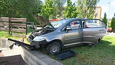 Senior nezvládl výjezd z kruhového objezdu a vjel na ostr�vek. Následn� se...