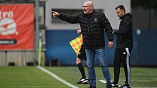 Trenér Plze Miroslav Koubek udílí pokyny v zápase s Olomoucí (18.05.2025)