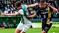 Obránce Adam Kadlec z Bohemians drí mí ped Danielem Horákem z Hradce Králové.