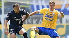 Andrej Stojevski ze Slovácka (vlevo) a Dalibor veerka z Teplic