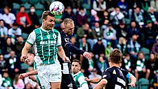 Obránce Jan Vondra z Bohemians hlavikuje ped Ondejem Mihálikem z Hradce...