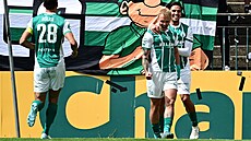 Fotbalisté Bohemians se radují z gólu Jana Matou�ka.