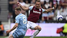 Obránce Vladimír Coufal z West Hamu (vpravo) a Elliot Anderson z Nottinghamu...