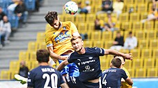 Teplický útoník Mohamed Jásir hlavikuje v utkání proti Slovácku.