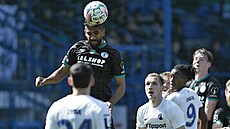 Útoník Júsuf Hilál z Bohemians hlavikuje v utkání proti Liberci.