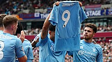 Morgan Gibbs-White z Nottinghamu slaví svj gól s dresem zranného spoluhráe...