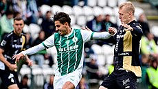 Záloník Ale ermák z Bohemians s míem ped Karlem Spáilem z Hradce Králové