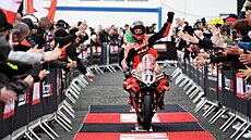 Nicolo Bulega slaví s fanouky v Most výhru v nedlním závod