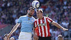 Zálo�ník Mateo Kova�i� z Manchesteru City (vlevo) ve vzdu�ném souboji s Jamesem...