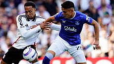 Obránce Kenny Tete z Fulhamu (vlevo) a Carlos Alcaraz z Evertonu
