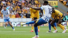 Úto�ník Danny Welbeck z Brightonu skóruje z penalty v utkání proti...