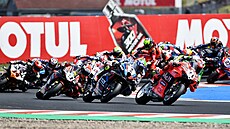 Nicolo Bulega krátce po startu v ele závodu superbik v Most